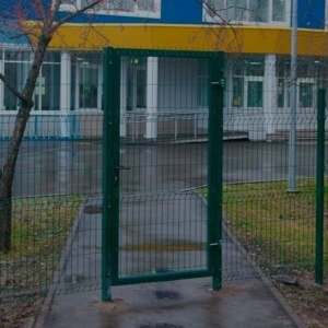Фото Зеленый забор с калиткой и сеткой из проволоки